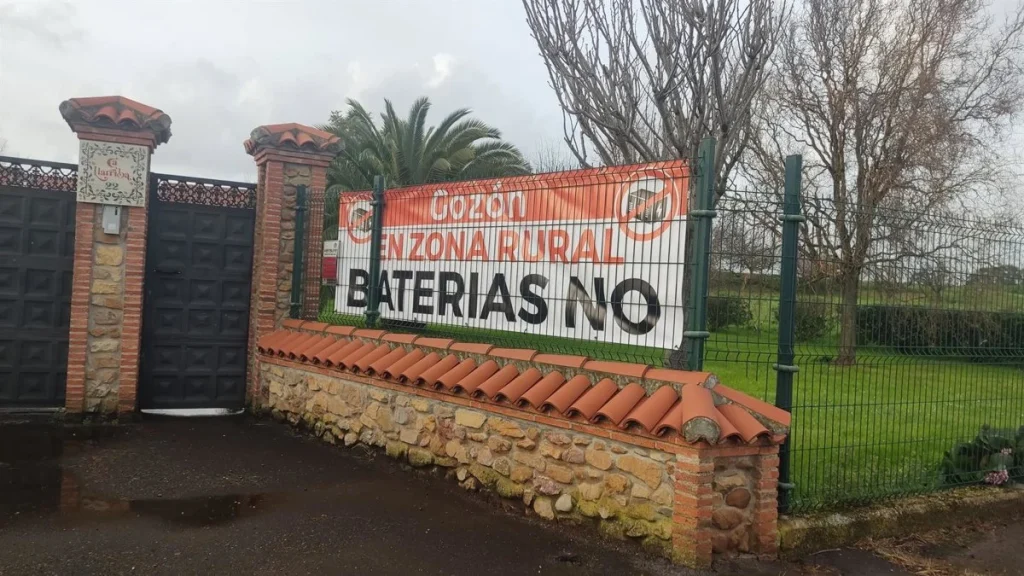 «Mi hija duerme a 8 metros de una»: La irrupción de los parques de baterías, un 'coladero' de inseguridad en Asturias 2 Una pancarta contra la instalación de parques de baterías en Gozón, Asturias