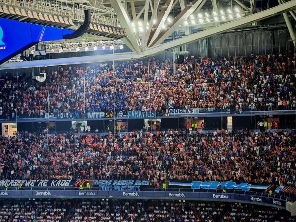 Numerosas pancartas de la afición visitante en el estadio Santiago Bernabéu