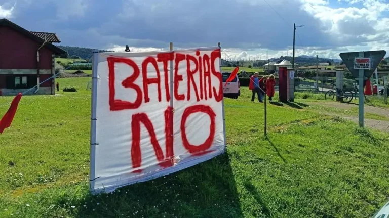 «Mi hija duerme a 8 metros de una»: La irrupción de los parques de baterías, un 'coladero' de inseguridad en Asturias