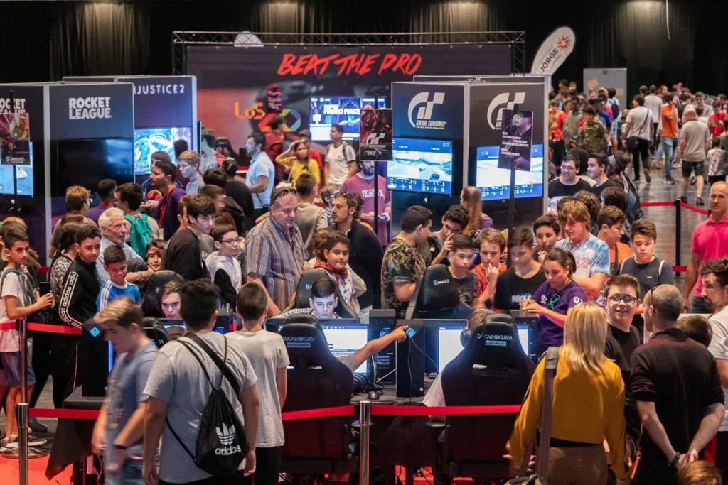 Personas probando videojuegos en un evento