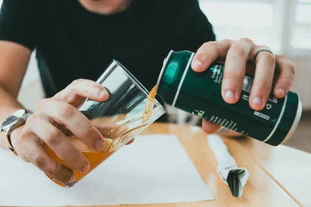 ¿Las prefieres verdes o rojas?: la sutil, pero crucial diferencia en las latas de cerveza que solo un experto sabe explicar
