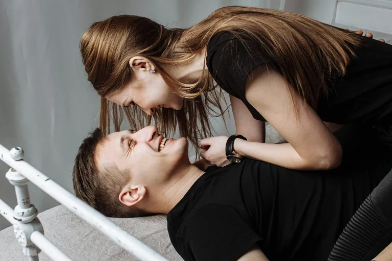 Adiós a la monogamia: El modelo de parejas DADT se posiciona rápidamente en España y los celos no están permitidos