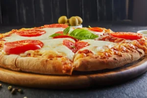 La pizza con tomate no es italiana, según este cocinero: el debate que divide a España e Italia