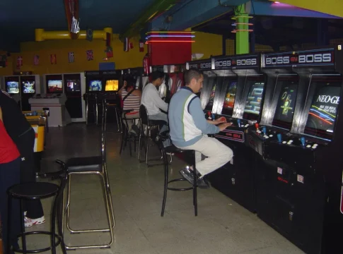 La guerra olvidada de los recreativos de barrio: la tarde que pasamos de las 25 pesetas del 'Street Fighter' a tener una PlayStation en casa La guerra olvidada de los recreativos de barrio: la tarde que pasamos de las 25 pesetas del 'Street Fighter' a tener una PlayStation en casa