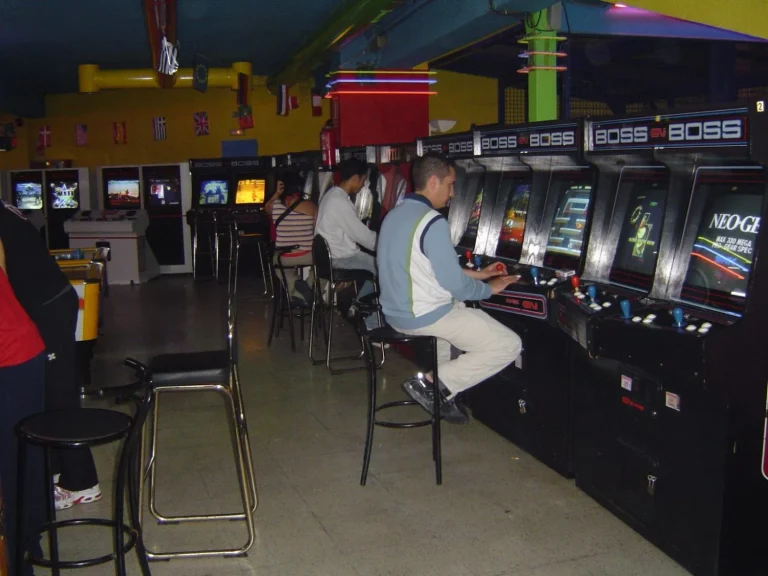 La guerra olvidada de los recreativos de barrio: la tarde que pasamos de las 25 pesetas del 'Street Fighter' a tener una PlayStation en casa
