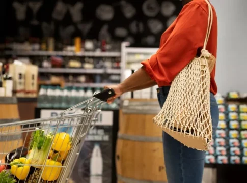 Mochilas y bolsos en supermercados: cuándo pueden revisarlos y cuándo no según la ley Fuente: Freepik Mochilas y bolsos en supermercados: cuándo pueden revisarlos y cuándo no según la ley Fuente: Freepik