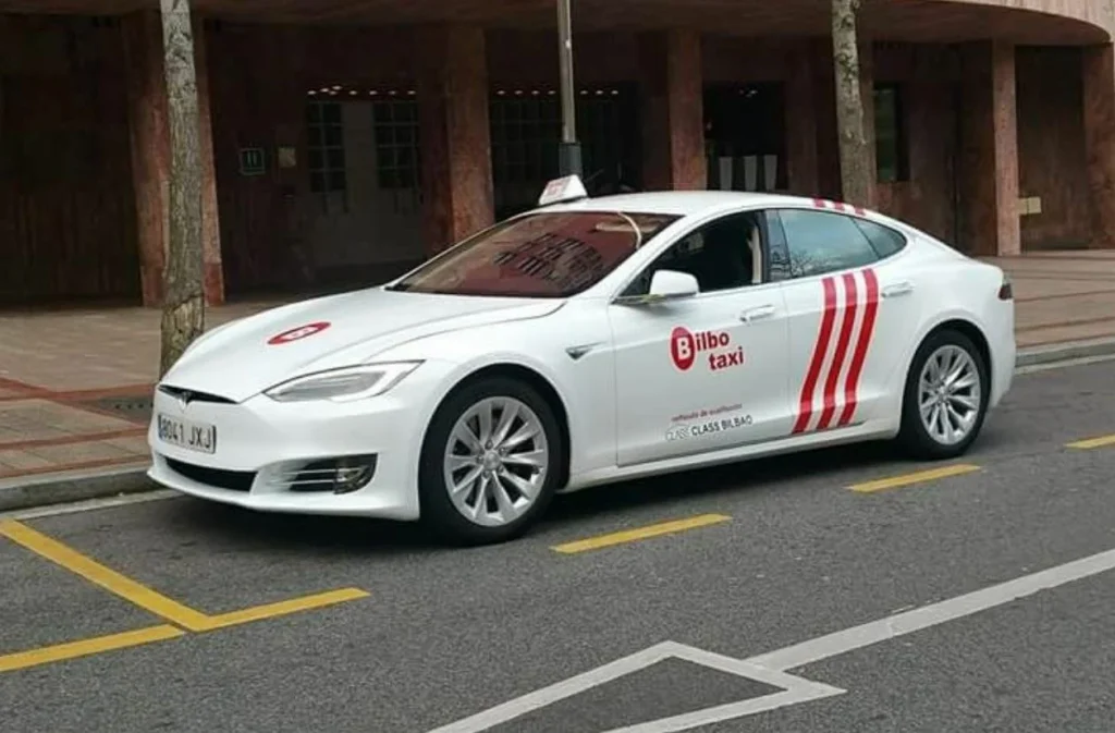 Un taxi eléctrico de la marca Tesla en Bilbao