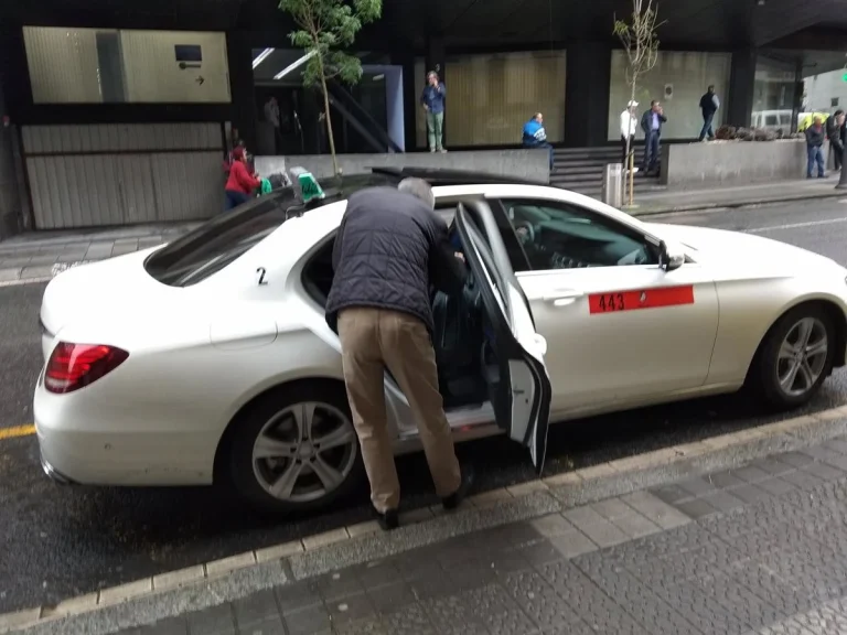 Se aviva la guerra interna entre taxistas por las nuevas protestas contra Uber y Cabify en Bilbao