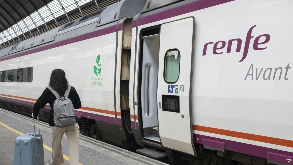 Un tren AVANT de Renfe