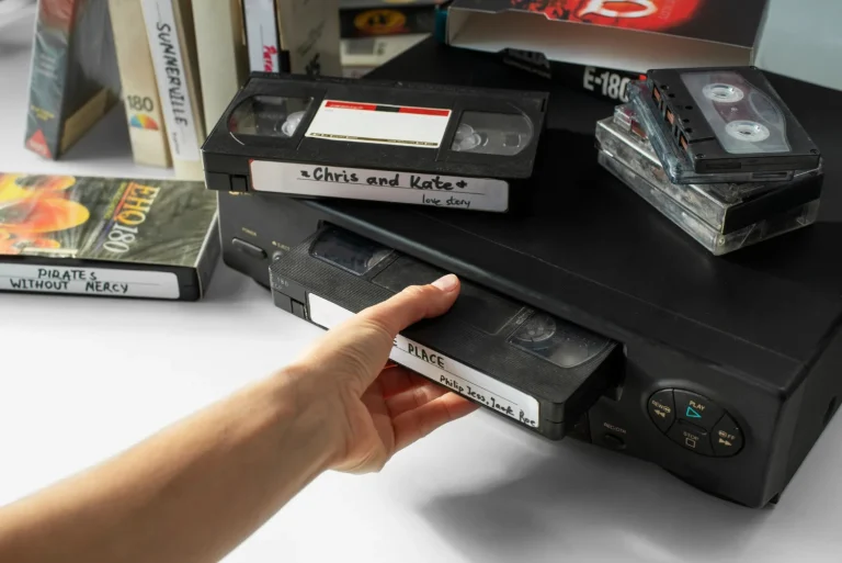 El truco para 'piratear' la tele con un vídeo VHS: grabar un canal mientras veías otro