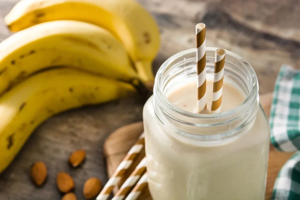 Dr. Ferrán Cases (53), nutricionista: "El batido de plátano y leche que te tomas para 'cuidarte' es una bomba de inflamación que está destrozando tu intestino lentamente" 1 La combinación de estos ingredientes desata un proceso de fermentación que es el origen directo de la inflamación. Fuente: Freepik