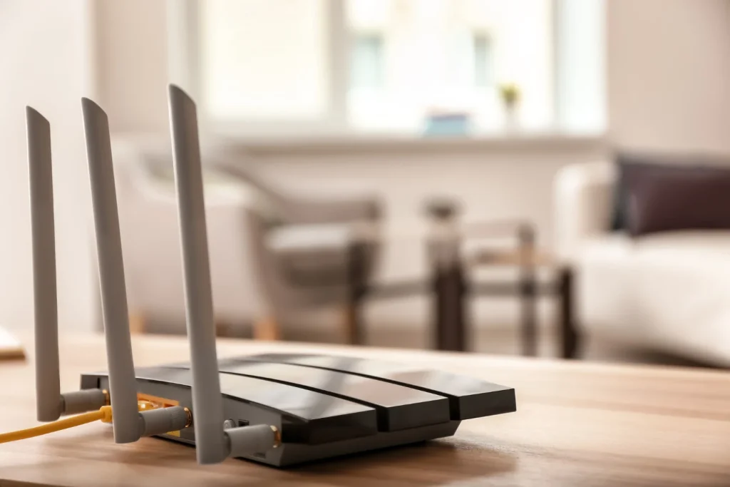 Confirmar tus sospechas sobre el router es el siguiente paso. Afortunadamente, existen métodos sencillos para desenmascarar a quien te roba la conexión a internet. Fuente: Freepik

