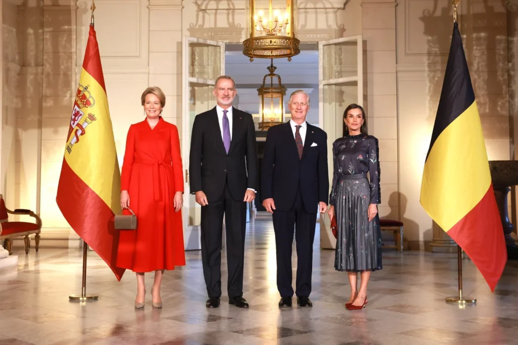 ¿Exigencia Real? Una experta en colorimetría explica por qué la reina Letizia ya no puede usar el color rojo y desvela cuál es el que "simboliza una etapa de madurez" 2 Los tonos específicos que mejor le funcionaban a la reina Letizia