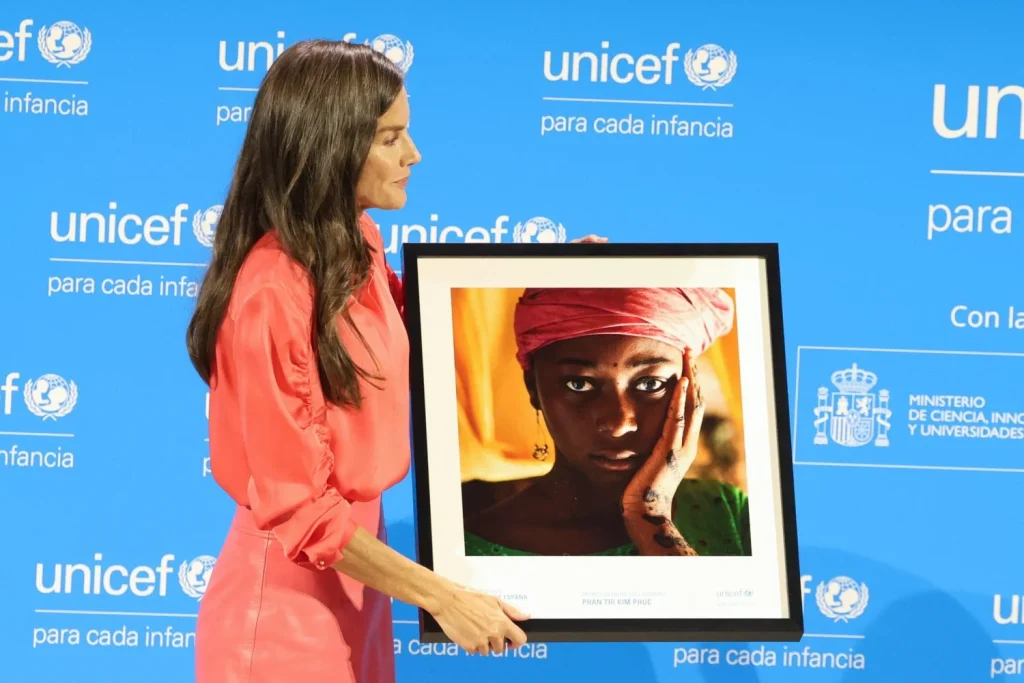 ¿Exigencia Real? Una experta en colorimetría explica por qué la reina Letizia ya no puede usar el color rojo y desvela cuál es el que "simboliza una etapa de madurez" 3 Un color con mucha fuerza