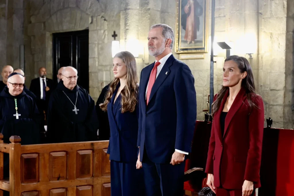 ¿Exigencia Real? Una experta en colorimetría explica por qué la reina Letizia ya no puede usar el color rojo y desvela cuál es el que "simboliza una etapa de madurez" 1 Por qué el rojo era tan acertado para la Reina Letizia