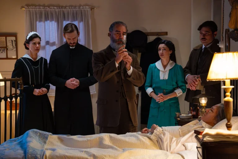 Curro se sacrifica por Ángela, un personaje regresa y otro miente con descaro en ‘La Promesa’