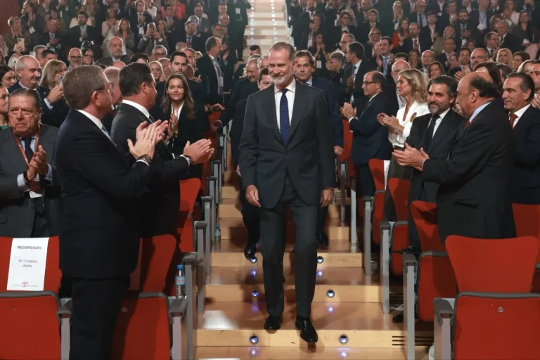 Sánchez desafía a la Casa Real y se impone con un polémico anuncio sobre el Toisón de Oro que coincidió con el ingreso a prisión de un excondecorado por Juan Carlos I