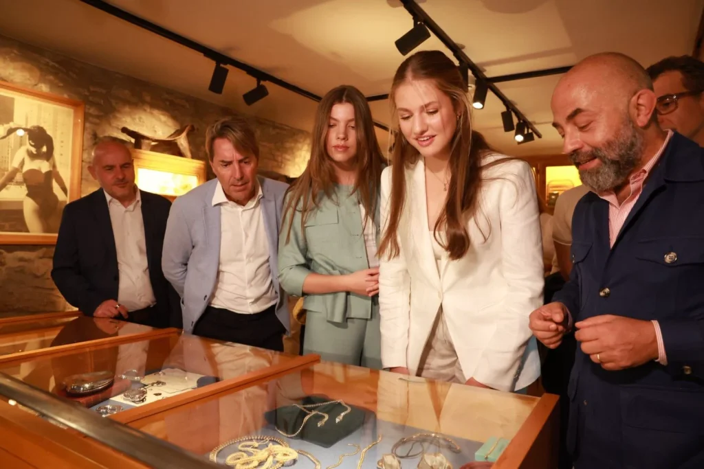 La infanta Sofía confiesa su "incomodidad" ante el Rey y la Reina, y se plantea no acompañar a Leonor en los Premios Princesa de Asturias 3 La relación de Sofía con los miembros de la Familia Real