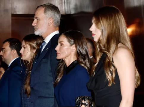 ¡Atrevido y acertado! La infanta Sofía se salta el protocolo y deslumbra con un escote 'v' y espalda descubierta que desafía al frío de Oviedo | Fuente: Casa de S.M el Rey ¡Atrevido y acertado! La infanta Sofía se salta el protocolo y deslumbra con un escote 'v' y espalda descubierta que desafía al frío de Oviedo