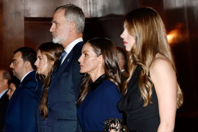 ​¡Atrevido y acertado! La infanta Sofía se salta el protocolo y deslumbra con un escote 'v' y espalda descubierta que desafía al frío de Oviedo