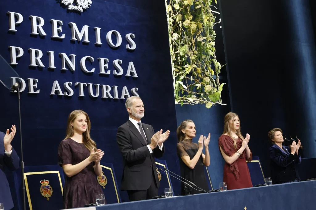 "Siendo de la generación Z e hija de una de la X y de un boomer”: La princesa Leonor se consolida como anfitriona de los Premios Princesa de Asturias con un marcado guiño generacional  2 Lo que diferencia un discurso protocolario de uno con personalidad son esos detalles que rompen la formalidad