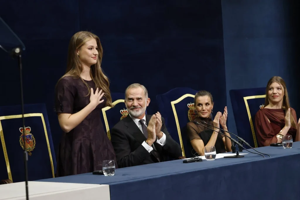 "Siendo de la generación Z e hija de una de la X y de un boomer”: La princesa Leonor se consolida como anfitriona de los Premios Princesa de Asturias con un marcado guiño generacional  1 El relevo anunciado por Felipe VI en los Premios Princesa de Asturias que deja a la princesa Leonor al frente
