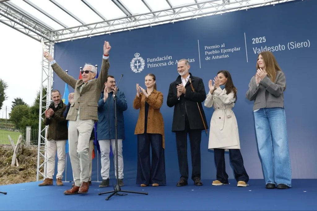 Sidra, 10 platos típicos y una petición "fuera de guion": Los Reyes rompen la agenda oficial en Valdesoto, Pueblo Ejemplar 2025 3 La petición que cambió la agenda