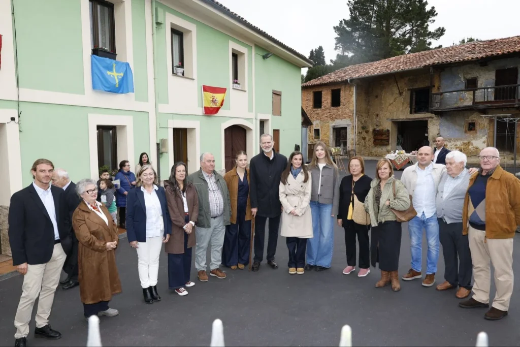 Sidra, 10 platos típicos y una petición "fuera de guion": Los Reyes rompen la agenda oficial en Valdesoto, Pueblo Ejemplar 2025 2 El Rey Felipe juega a los bolos y Leonor se desenvuelve con naturalidad