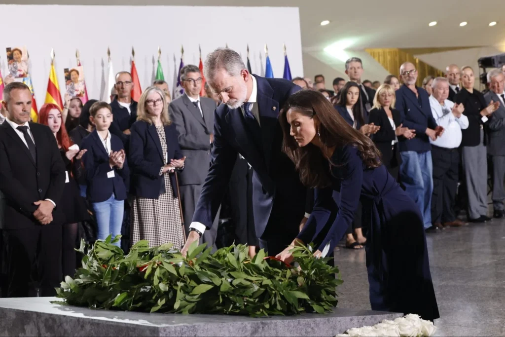 "Mientras él comía, la gente se ahogaba": Dolor e impotencia marcan el homenaje a las víctimas de la DANA, presidido por Felipe VI y marcado por los abucheos a Mazón 