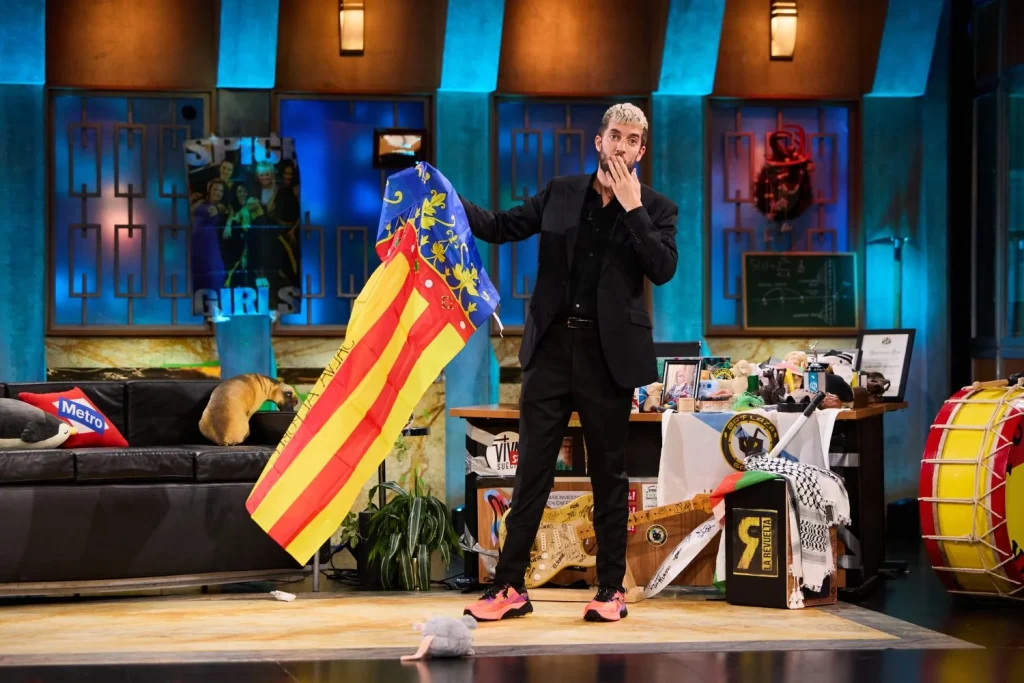David Broncano pide justicia, Pablo Motos arremete contra el gobierno: 'La Revuelta' y 'El Hormiguero' paralizan su rivalidad para rendir homenaje a las víctimas de la DANA 1 El mensaje de David Broncano en ‘La Revuelta’ a las víctimas de la DANA