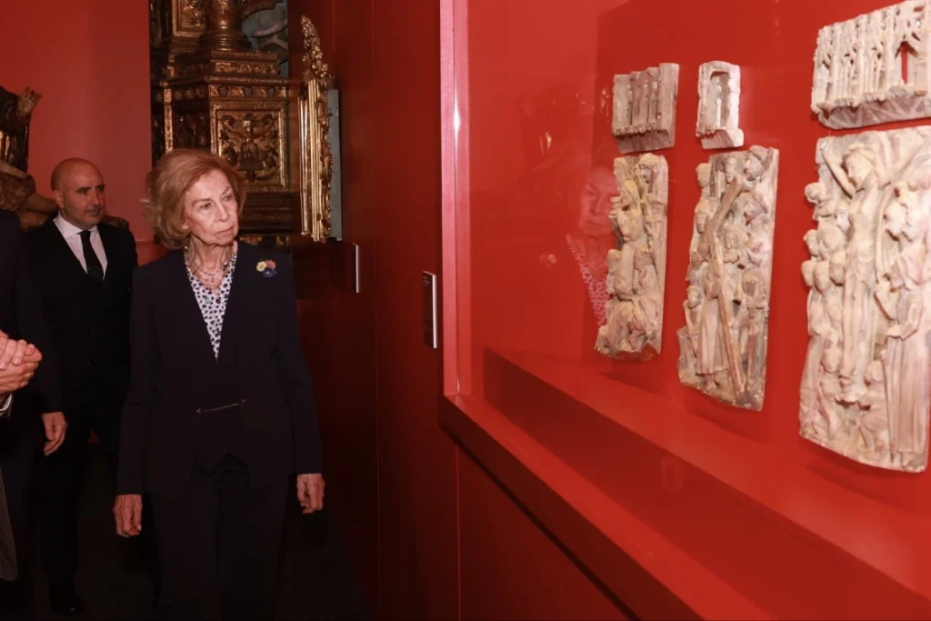 La reina Sofía reaparece de luto tras las polémicas memorias de Juan Carlos I para "sepultar" al exrey con un elegante y silencioso dardo  1 La reina Sofía realiza una calculada aparición