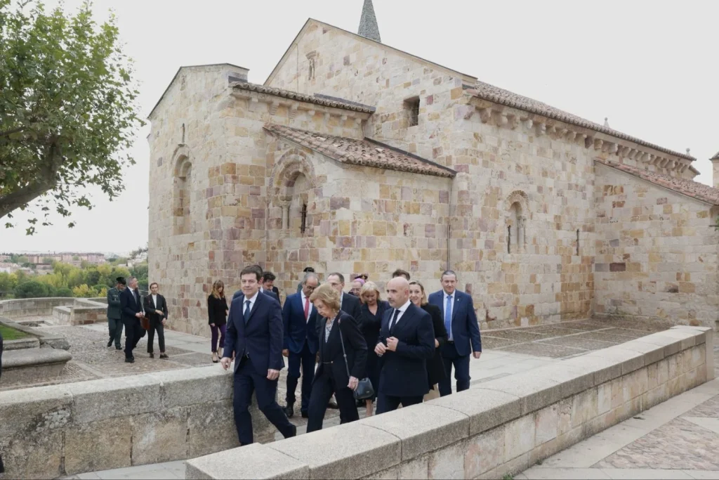 La reina Sofía reaparece de luto tras las polémicas memorias de Juan Carlos I para "sepultar" al exrey con un elegante y silencioso dardo  2 El contexto familiar de la reaparición de la reina emérita