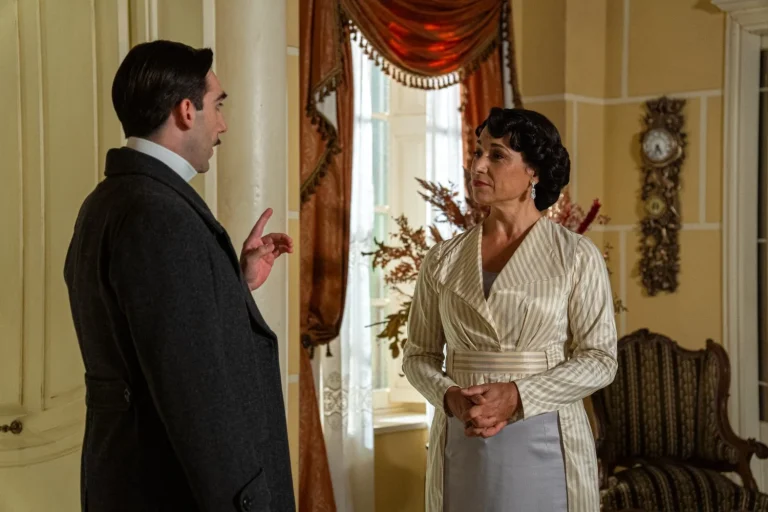 'La Promesa' cierra la semana con una exigencia de Ángela y un extraño descubrimiento en el periódico