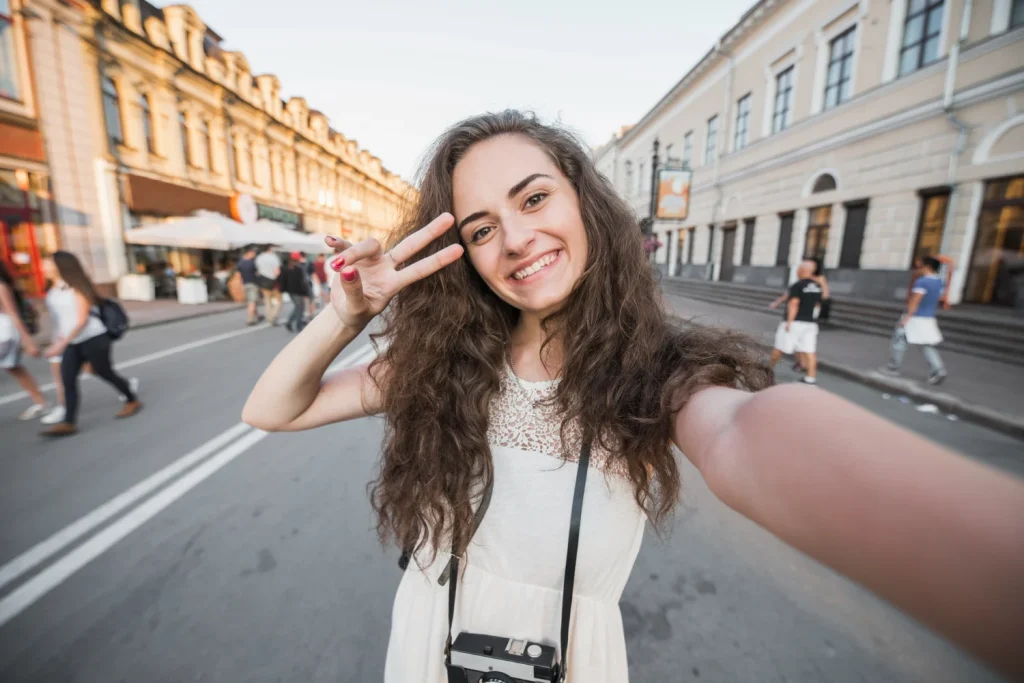 “La selfie que subiste hace un minuto es el mapa perfecto para que te roben mañana”: expertos detallan cómo la IA crea rutas de robo con tu imagen 4 Muchos usuarios creen que sus publicaciones son inofensivas, subestimando gravemente el alcance que puede tener una simple selfie en las manos equivocadas. Fuente: Freepik