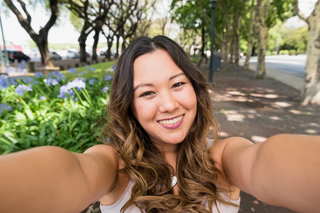 “La selfie que subiste hace un minuto es el mapa perfecto para que te roben mañana”: expertos detallan cómo la IA crea rutas de robo con tu imagen 5 Frente a esta amenaza tecnológica, la solución no es abandonar las redes, sino usar una herramienta mucho más poderosa: el sentido común para cada selfie. Fuente: Freepik