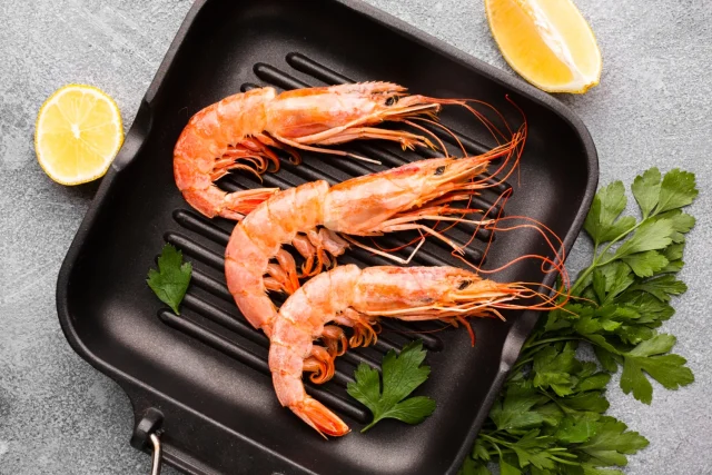 El truco para cocinar gambas a la plancha de forma perfectas, según Daniel Leiva (34), chef Michelin: "No debes echar aceite ni tampoco..."