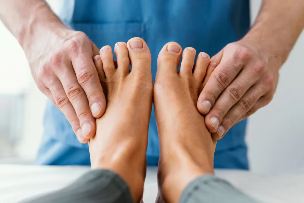 "Dra. Cristina López (52), internista: 'Esa hinchazón en los pies que ves cada noche es tu cuerpo gritando. Esperas 3 meses más y pierdes la movilidad para siempre'" 2 La contundencia de la doctora López sobre el tiempo límite puede parecer alarmista, pero tiene una base clínica sólida. La hinchazón persistente desencadena una cascada de consecuencias devastadoras para los tejidos. Fuente: Freepik