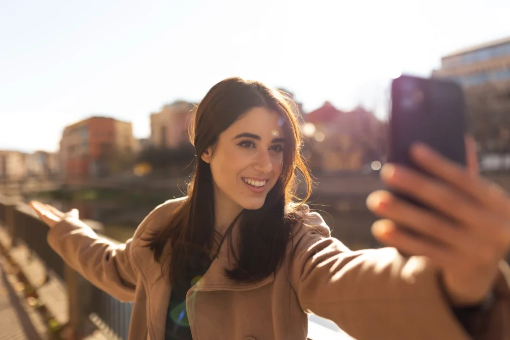 “La selfie que subiste hace un minuto es el mapa perfecto para que te roben mañana”: expertos detallan cómo la IA crea rutas de robo con tu imagen 1 Detrás de cada selfie que publicas hay una cantidad de información que ni imaginas, capaz de revelar mucho más de lo que pretendes. Fuente: Freepik