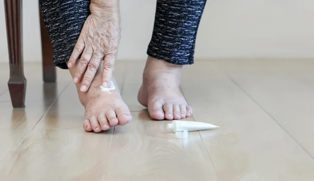 "Dra. Cristina López (52), internista: 'Esa hinchazón en los pies que ves cada noche es tu cuerpo gritando. Esperas 3 meses más y pierdes la movilidad para siempre'"