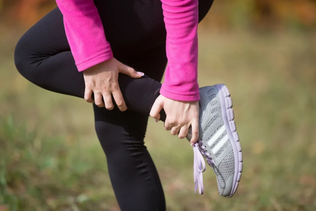 Tu cuerpo te avisa 6 meses antes de que el colesterol colapse tus arterias: la señal en tus pies que todos pasan por alto 1 El síntoma más evidente del colesterol en los pies se manifiesta con una molestia muy particular que no deberías ignorar. Fuente: Freepik