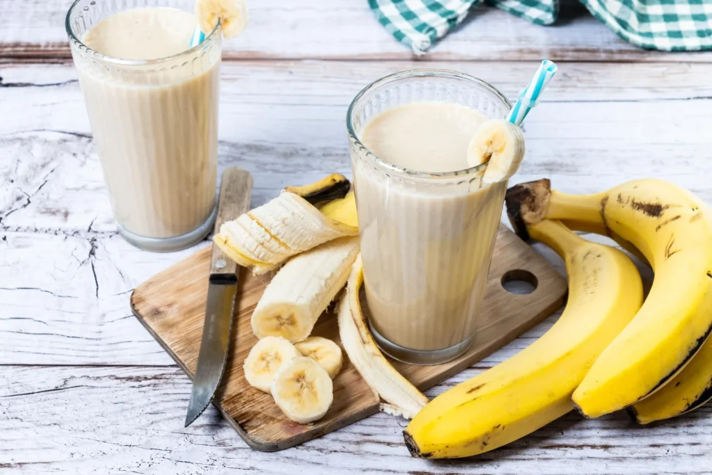 Dr. Ferrán Cases (53), nutricionista: "El batido de plátano y leche que te tomas para 'cuidarte' es una bomba de inflamación que está destrozando tu intestino lentamente" 2 Existen opciones deliciosas y sencillas para disfrutar de un batido matutino que no genere inflamación y potencie tu bienestar. Fuente: Freepik