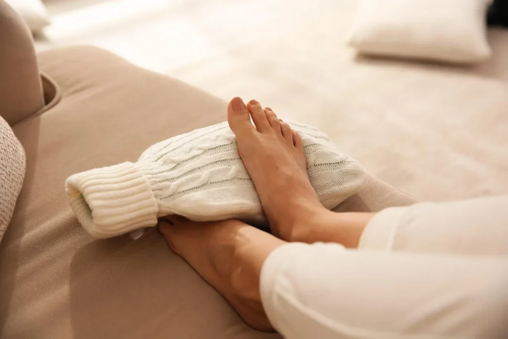 Tu cuerpo te avisa 6 meses antes de que el colesterol colapse tus arterias: la señal en tus pies que todos pasan por alto 2 Más allá del dolor, existen otras manifestaciones físicas que te alertan sobre el avance silencioso del colesterol. Fuente: Freepik