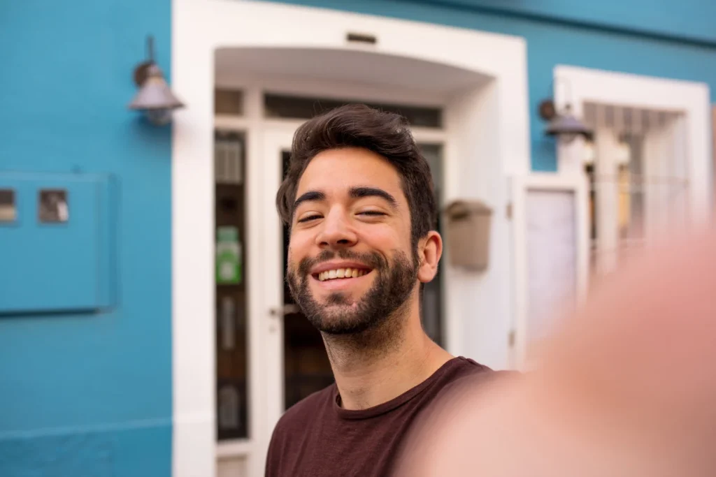 “La selfie que subiste hace un minuto es el mapa perfecto para que te roben mañana”: expertos detallan cómo la IA crea rutas de robo con tu imagen 2 La tecnología que analiza tu selfie no es un simple programa, sino un sistema complejo que aprende y deduce con una precisión aterradora. Fuente: Freepik