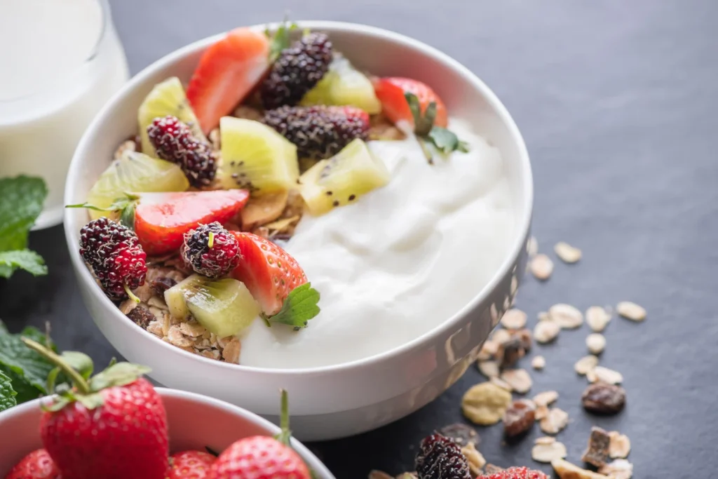 Dra. Marta Pedraza (41), nutricionista de elite: "El yogur que compras para cuidar la microbiota puede estar causándote resistencia a antibióticos, si te sucede esto déjalo ya" 2 Aprender a descifrar el etiquetado de un yogur es la herramienta más poderosa que tienes como consumidor para proteger tu salud y seguir el consejo de expertas como la Dra. Pedraza. Fuente: Freepik