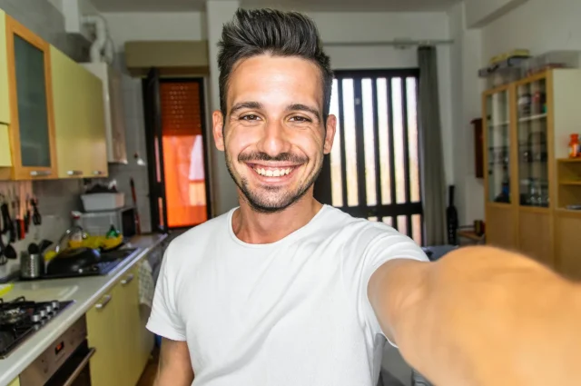 “La selfie que subiste hace un minuto es el mapa perfecto para que te roben mañana”: expertos detallan cómo la IA crea rutas de robo con tu imagen