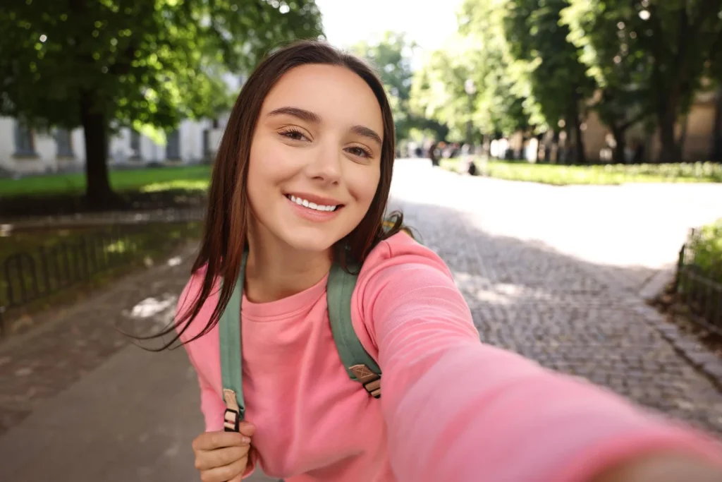 “La selfie que subiste hace un minuto es el mapa perfecto para que te roben mañana”: expertos detallan cómo la IA crea rutas de robo con tu imagen 3 La información obtenida de una selfie no se queda en el ciberespacio; se transforma en un plan de acción concreto y con un riesgo mínimo para el ladrón. Fuente: Freepik