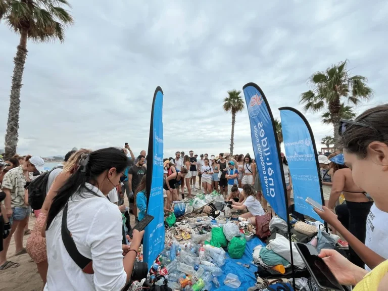 La Bluewave Alliance impulsa la recogida de plásticos con actividades de pádel surf, buceo y limpieza en la playa de Barcelona