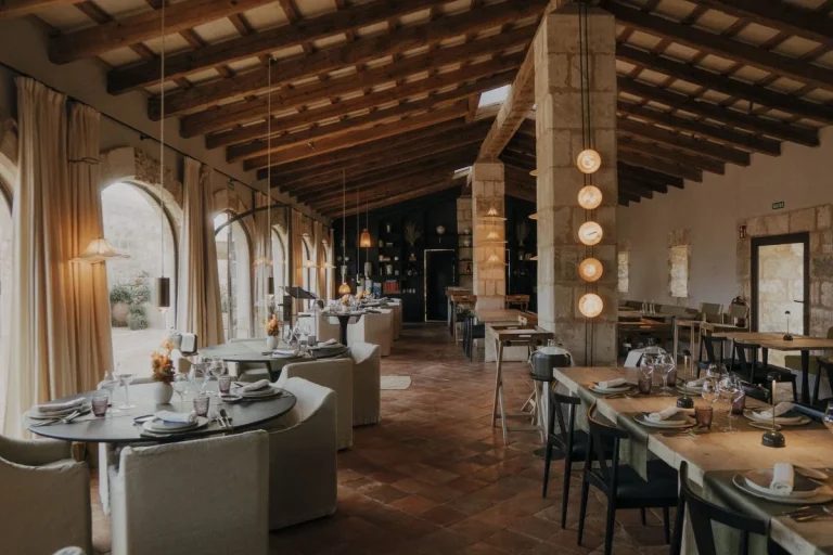 Vermell, restaurante del hotel Vestige Son Vell en Menorca, cierra tercera temporada con menú especial
