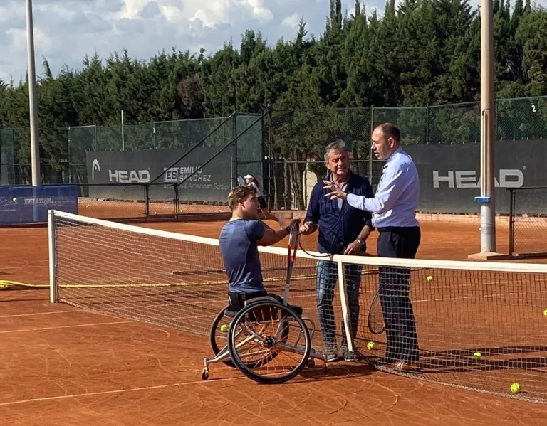 El consejero de Deportes de la Generalitat destaca el modelo formativo y deportivo de la Emilio Sánchez Academy