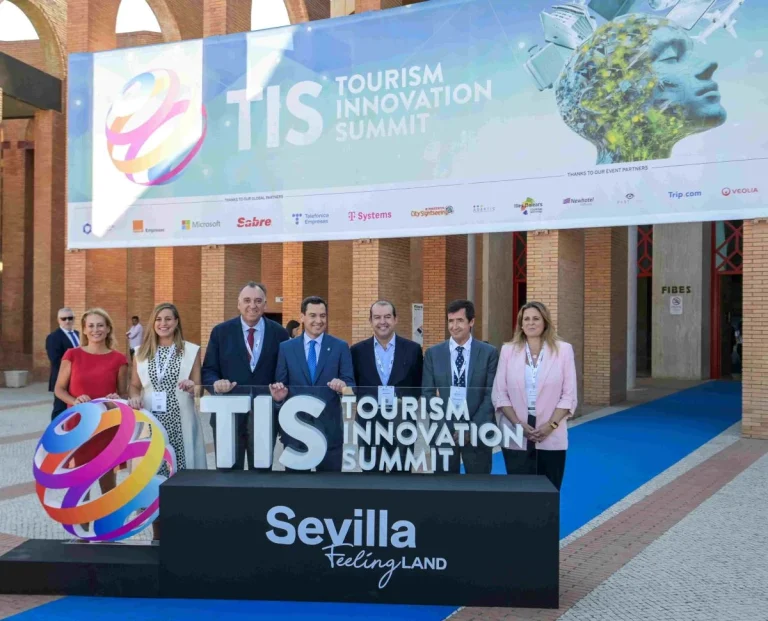 Juanma Moreno clausura TIS2025 y destaca el éxito de su sexta edición ante 8.197 profesionales del turismo